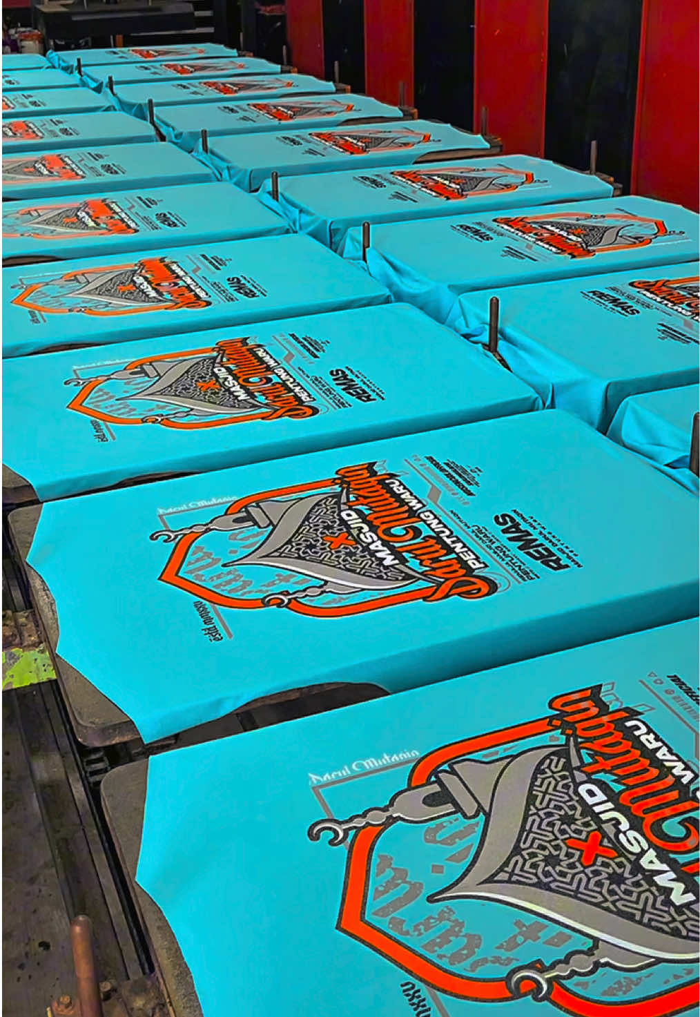 Diva screen printing  Menerima jasa: -  Sablon kaos Lusinan -  Jersey komunitas -  merchandise, dll ✅Desain sesuai keinginan ✅sablon plastisol ✅kain cotton combed ✅jahitan rapi ✅harga terjangkau kualitas premium ✅pengerjaan cepat #musencoxofficial #sablonmanual #sablonkaos 