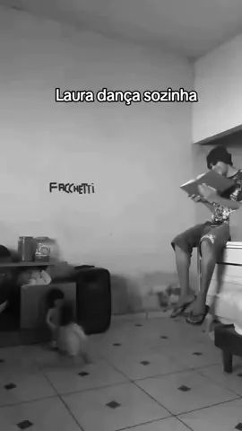 Laura dança sozinha 