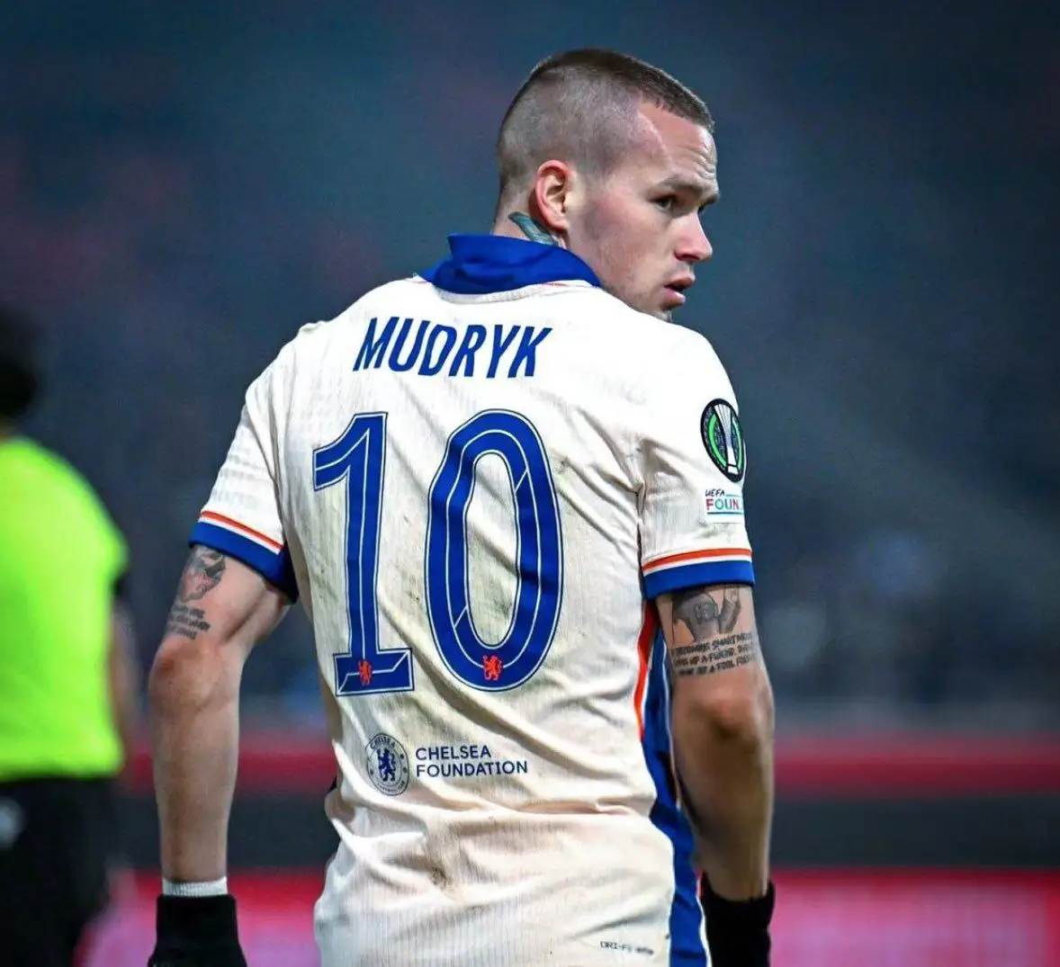 RUMOR: Mykhaylo Mudryk dilaporkan sedang menjajaki kemungkinan pindah ke dunia atletik. Targetnya adalah berkompetisi di Olimpiade 2028 di Los Angeles sebagai pelari cepat yang mewakili Ukraina. Jauh dari sorotan media, Mudryk kini berlatih bersama tim nasional atletik nomor lari cepat, di bawah bimbingan mantan atlet Olimpiade. Namun jalan menuju Olimpiade tidak akan mudah. Mudryk harus memenuhi persyaratan minimum dari World Athletics dan lolos seleksi nasional Ukraina pada tahun 2027. Marca #mudryk #footballtogether #chelseafc #athletics #fyppppppppppppppppppppppp 
