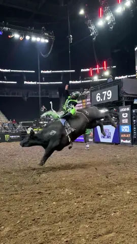 Leme delivers one. 💪 @José Vitor Leme #pbr #teamseries #bullriding