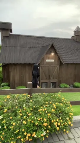 Yang bahaya bukan orang yang memusuhi mu lalu menjauh karena benci, tapi mereka yang ada di dekatmu dengan berpura- pura menjadi teman, dia menaruh iri, dendam, lalu berusaha menghancurkan mu dari dekat. karna Kadang kamu dibenci bukan karena kesalahanmu, tapi karena cerita palsu dari mereka yang tak menyukaimu, jadi hati-hatilah, tak semua yang tertawa disampingmu benar benar berdiri dipihakmu  (buat musuh dalam selimut selamat kamu sudah kubuka topengnya dan masuk perangkap teman busukku byeee 👻👻)