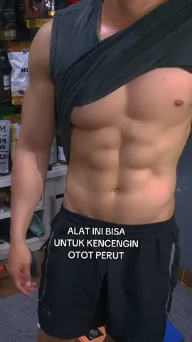 Berlatih dengan belly wheels / abs roller adalah cara praktis dan efektif untuk melatih otot perut, lengan, bahu, dan punggung sekaligus. Alat ini membantu memperkuat otot inti (core) sehingga tubuh lebih stabil, seimbang, dan postur lebih tegap. Gerakannya sederhana, namun hasilnya luar biasa jika dilakukan rutin. Abs roller juga membantu membakar lemak di area perut sehingga lebih rata dan mendukung pembentukan sixpack lebih cepat. Cocok digunakan pemula maupun yang sudah berpengalaman karena bisa disesuaikan tingkat kesulitannya. Alat ini ringan, mudah dibawa, dan bisa jadi latihan favorit di rumah. 💪🔥