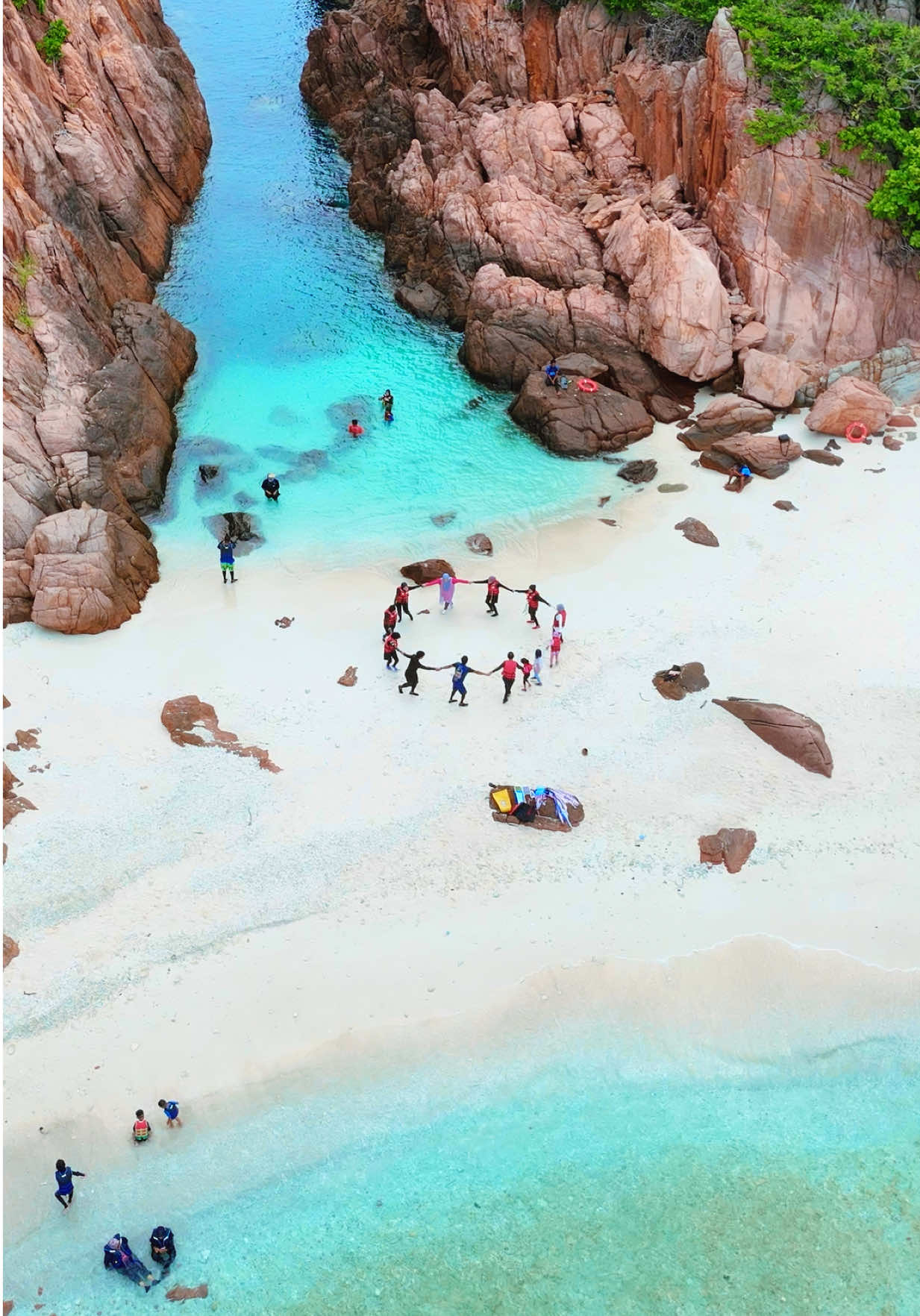 Redang, Salah satu syurga dunia❤️❤️❤️Tak pernah puas gi Redang.. Siapa nak day trip boleh ambil dengan @Neillboatservices lepas tu jangan lupa add drone tau..  @Leo3:0  @myraweida @M.R.Itang Manis @Hawa🌙 @amimisuraya 🦢 @Fatin ˗ˋˏ ♡ ˎˊ˗ @Jazzemin19 @Hamdan_Store03 @Asmidar Ariffin @_adamatin #redang #pulaulima #redangdaytrip #neilboatservice #tiktoktravel 