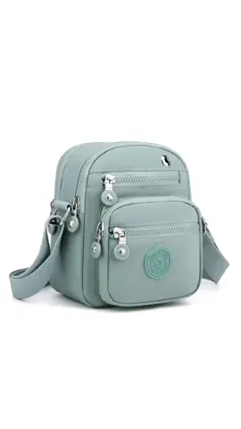 Encontrei a bolsa perfeita para qualquer ocasião! Leve, estilosa e super prática. Chega de bolsa pesada e desorganizada! A Xaviera Transversal é a solução perfeita para o seu dia a dia. 🤩Feita em nylon impermeável, ela é super resistente e protege seus pertences da chuva. Com 3 bolsos frontais e um compartimento principal espaçoso, você consegue levar tudo o que precisa de forma organizada: celular, carteira, chaves e até uma garrafinha de água no bolso lateral!Leve, compacta e disponível em 8 cores lindas, ela é perfeita para vídeos de 