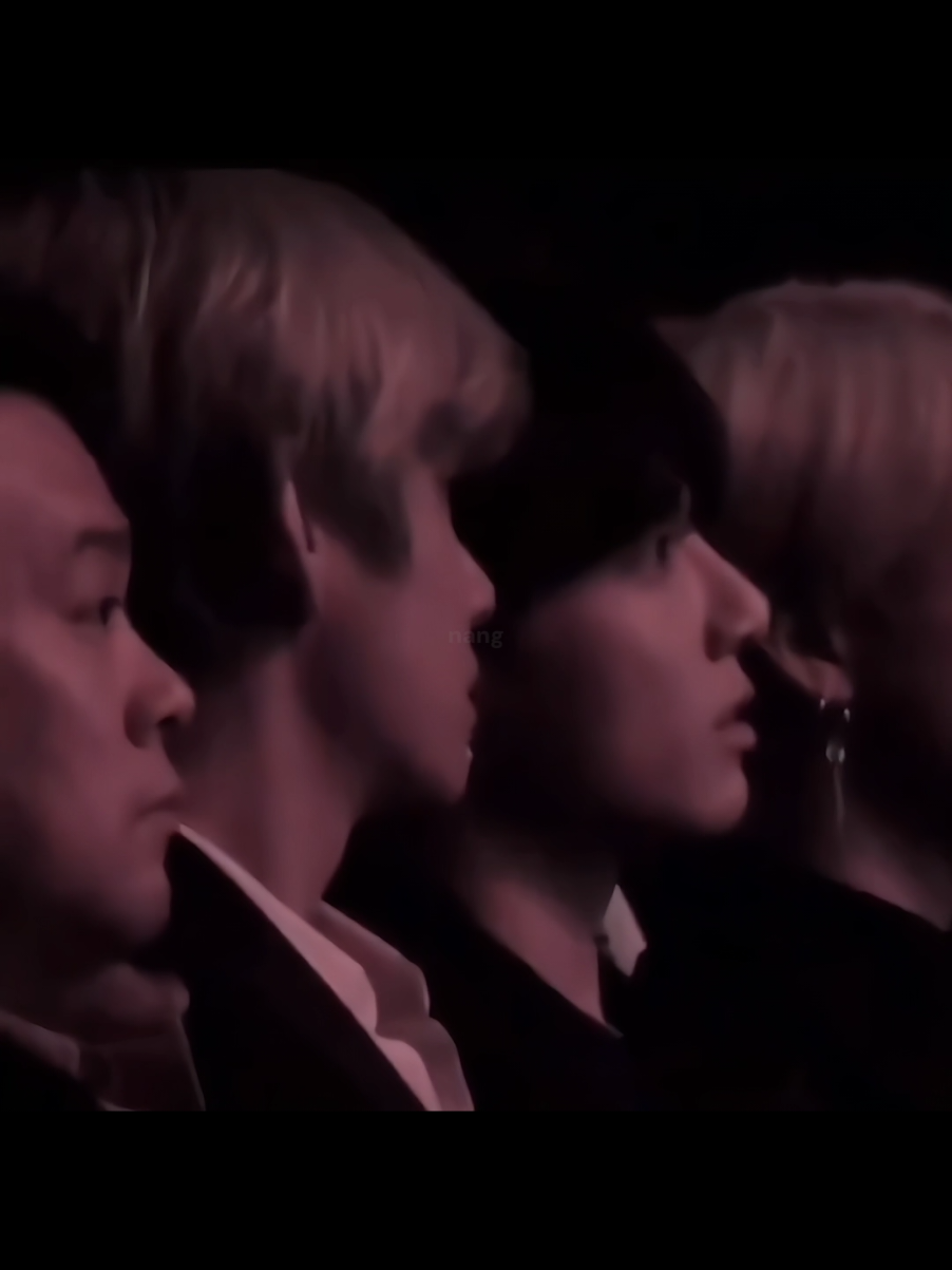 Ánh mắt của Taehyung dành cho Jungkook, sau đó anh ấy lại nuốt nước bọt. Khoảnh khắc này chính là 'tình trong như đã, mặt ngoài còn e'. Ngại chết tui rồi 😆 #taekook #vkook #foryou #nang_bangtan 