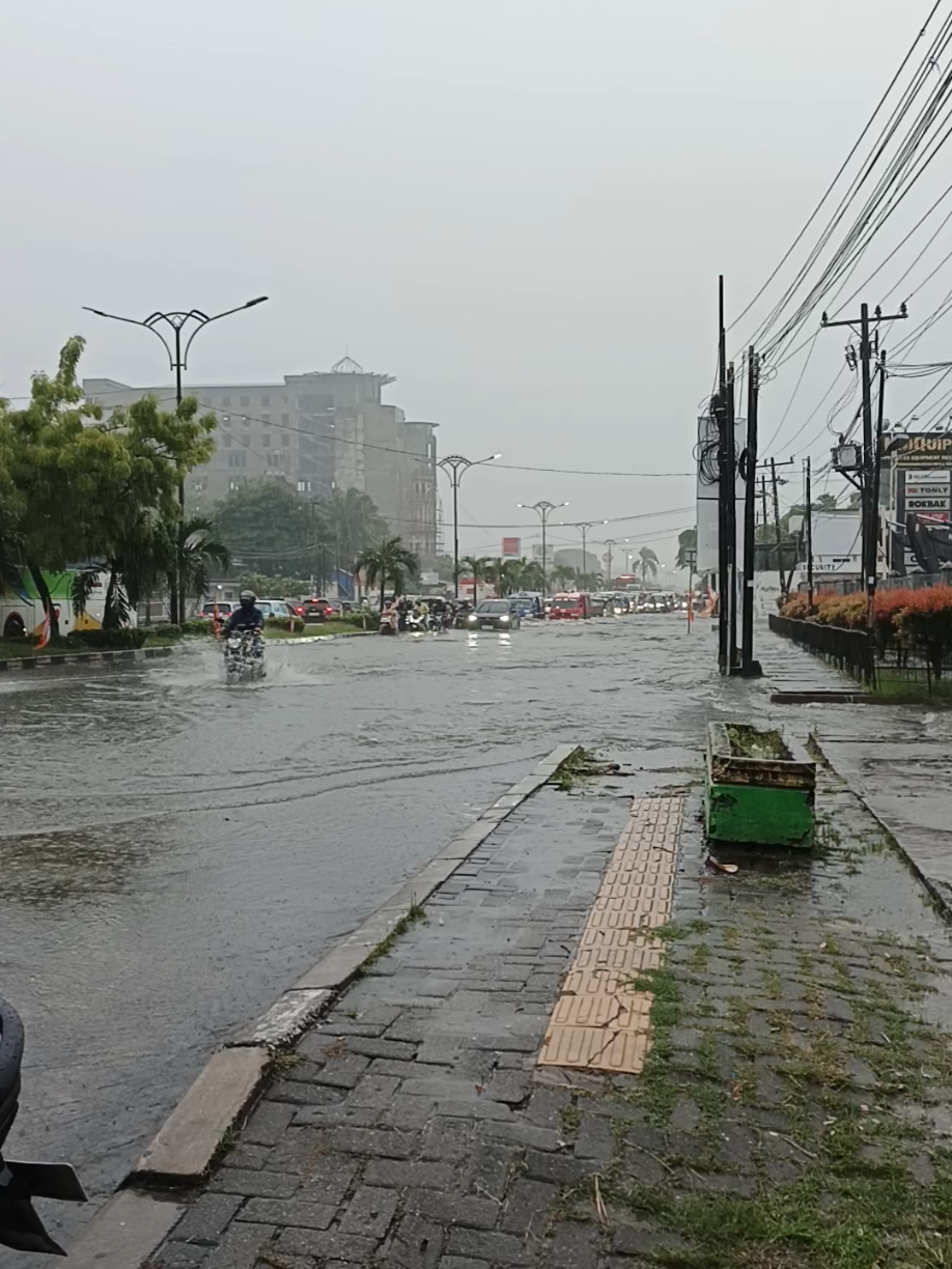 Banjir di Jalan SM Raja Medan, Sumatera Utara #Pusatnyapromotoyota #Pusatnyatukartambahmobil #Toyotapusatmedan #SHRmobil #Hujan