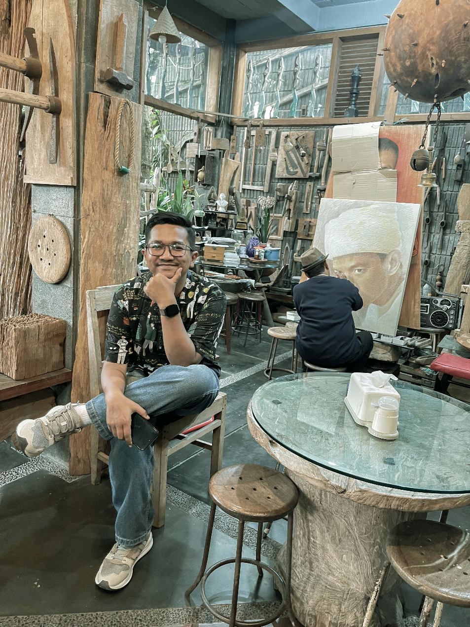 Sejenak menepi dari riuhnya hari dan segala rupa aktifitas autopilotnya. Recharging & Reconnecting diri di Galeri Seni Studio Rosid; melihat, mengagumi dan mendengarkan dengan seksama penuturan Kang Rosid tentang seni dan semua yang ada di dalam dirinya. Kekaguman pada sang bapak, nostalgia masa lalu dan perjuangannya, serta kumpulan benda-benda unik bersejarah yang punya banyak energi dan cerita setelah banyak hal yang dilaluinya. Salah satu tempat yang wajib kamu kunjungi kalau ke Bandung. Plus, makanannya enak-enak 🥹😚❤️ #studiorosid #artgallery #seniman #senimanindonesia #bandung 