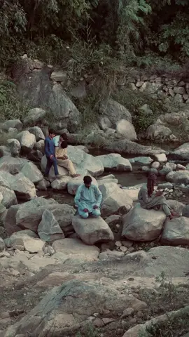 غنی خان، صوفی دل، شاعرِ فطرت، اور عشقِ الٰہی کا دیوانہ تھا۔   اُس کی شاعری میں اللہ سے ایک بے ساختہ، بے حد، اور بے غرض محبت جھلکتی ہے۔   غنی خان نے خدا کو مسجدوں کے قیدی نہیں، بلکہ فطرت، رنگ، اور حسن میں پایا۔   اُس کے الفاظ اللہ سے محبت کا ایسا اظہار ہیں جو عقل سے نہیں، دل سے محسوس ہوتے ہیں۔   *