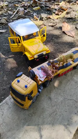 Anak Beruang Minta Tolong #excavatoys #trukoleng #miniaturtruk #trukremotkontrol #rctruktrailer #rctrukkontainer 