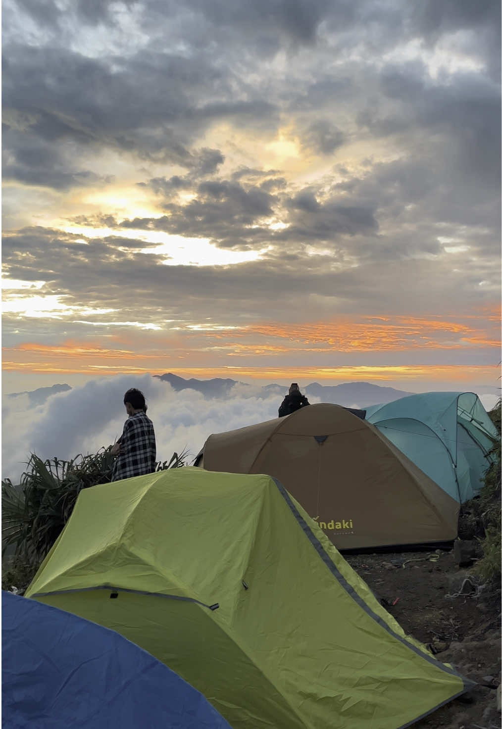☁️⛰️✨#sunrise #bukitkaba #camping #pendakigunung 