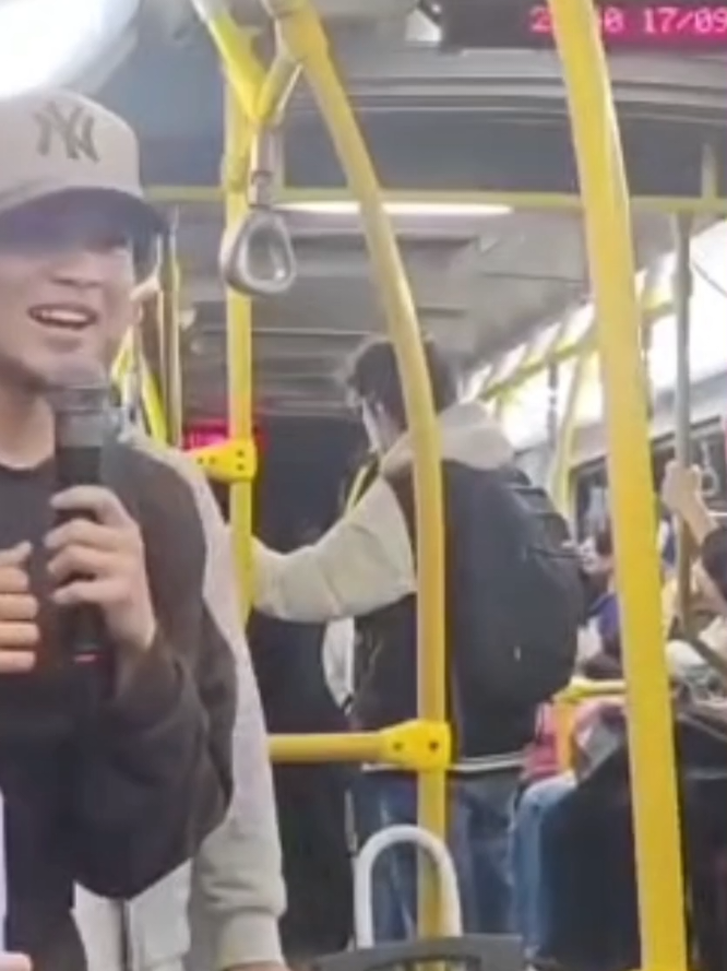 Un vallenatico pa’ endulzar el viaje 🚍🎶 porque la música llega donde menos la esperas #cantante #vallenato #fyp #transmilenio #bogota 