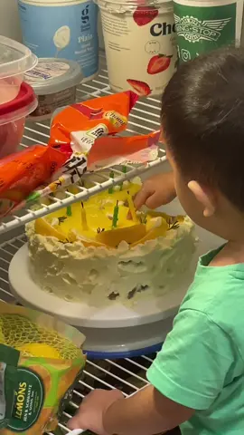 he loves it so much!🫣💛 #birthdaycake 