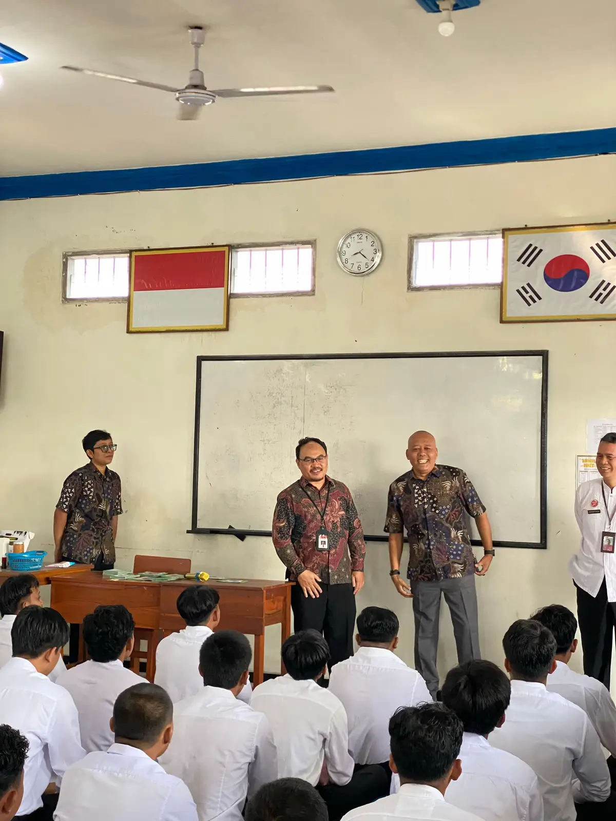 Keseruan PKLKP (Penilaian Kinerja Lembaga Kursus dan Pelatihan) hari jumat kemarin bersama Pak Dede dan siswa-siswa Busan🙌🏻☺️ #foryoupage #promoseruweekend #pejuanggtogkoreaselatan #fypシ #busankorea🇰🇷 
