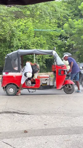 La moto dañada 😂