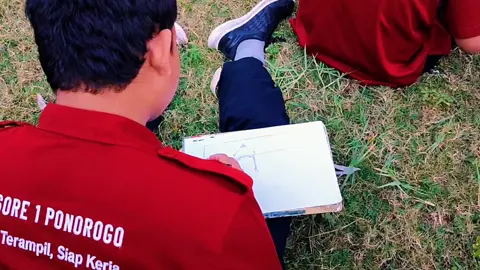 “Kalau belajar di kelas bikin stres, ya kenapa nggak pindah ke alam?” 🍃 Anak DKV emang beda. Laptop nyala, sketchbook kebuka, kopi dingin di tangan, dan inspirasi akan datang, di temani suara burung dan  angin sepoi-sepoi. “Kadang yang dibutuhkan bukan ruang kelas tapi ruang nafas” #dkv #dkvdaily #outingclass #inspirasi #ponorogo24jam 