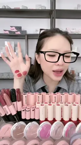 Săn ngay Bút Kẻ Viền Môi Mooekiss! Màu nude tự nhiên, không khô, giúp định hình đường viền môi, không bị nhòe. Giá tốt nhất hôm nay!