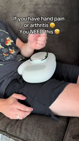 This hand massager takes care of inflammation and all kinds of hand pain 😍 #massagetherapy #arthritis 