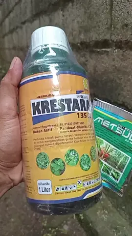 Herbisida kontak krestara mengendalikan gulma daun lebar daun sempit mati seketika setelah penyemprotan karena sistem kontak dengan harga yang sangat terjangkau lebih hemat #herbisida #herbisidakontak #krestara #racunrumputpalingampuh #rumputmatisampaiakar 