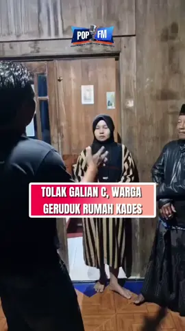 Warga yang tidak terima penerbitan izin pertambangan galian C di Desa Tunggulsari, Kecamatan Brangsong Kendal, menggeruduk rumah Kepala Desa, Ketua Badan Permusyawaratan Desa (BPD) hingga Ketua Karang Taruna desa setempat pada Kamis 18 September 2025 malam. Warga menuntut pertanggungjawaban kepala desa dan aparaturnya lantaran ada surat susulan surat persetujuan izin tambang galian c Tunggulsari. Surat susulan itu diduga direkomendasikan BPD dan kepala desa. Sedangkan sebelumnya, warga Tunggulsari sudah tegas menolak rencana pertambangan galian c. #popfmindonesia #galianc #tunggulsari #brangsong #kendal #kades Source : istimewa