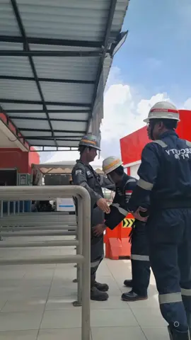#satpam  periksa pekerja EMPORMENT. # pastikan apd lengkap dan tidak membawa barang terlarang.