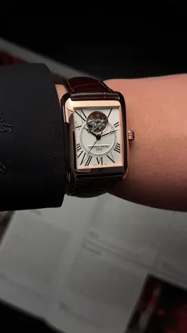 Sáng thu thứ 7 🍂✨ Nhâm nhi cà phê, lắng nghe nhịp sống – và để Frederique Constant Carree FC-310MC4S34 kể câu chuyện tinh tế bằng từng nhịp kim 💙⌚ #FrederiqueConstant #FC310 #DongHoPho #Wristwatch #Donghochinhhang 