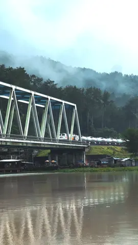 Pas otw cafenya hujan deres bgttt, sampai sana lumayan terang dan berakhir berkabut. Vibesnya nenangin 🍂 #cafeserayu #sungaiserayu #purwokerto #keretaapi 