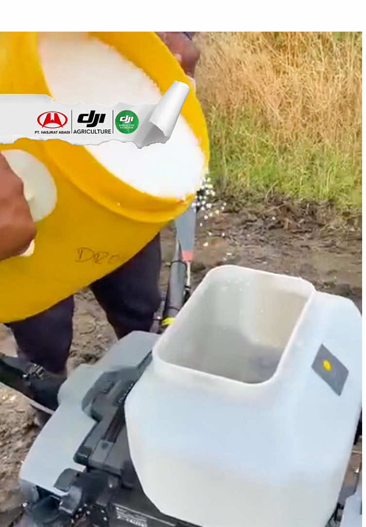 Tingkatkan hasil panen dengan teknologi cerdas! Pemupukan lebih presisi, cepat, dan merata bersama Drone T50. ✨ Saatnya beralih dari cara lama ke teknologi modern pertanian! ➡️ Klik follow & bagikan video ini agar makin banyak petani yang terbantu. #DronePertanian  #DroneT50  #SmartFarming  #TeknologiPertanian  #fyp 