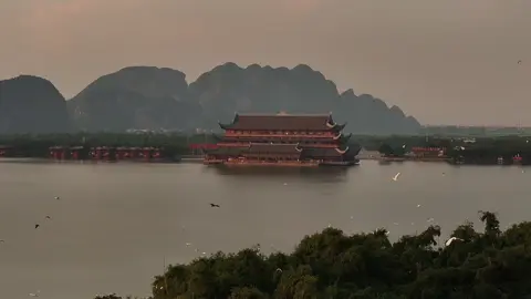 Hoàng hôn chùa Tam Chúc thật sự khiến tui phải thốt lên: Sao mà ĐIỆN ẢNH quá vậyyyyy 🥹💓🫶🏻 #hoanghon #xuhuong #chuatamchuc #dulichninhbinh #fyp 