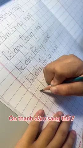 Các xem bài của em sẽ thấy . Khi ôn thanh đậm e thường cho bé sử dụng bút chì 2b định vị . Khi viết thanh đậm cần có kỹ thuật nhả tay chắc tay . Dùng bút chì 2b rất dễ đưa ạ #linhchi #luyenchudep #xuhuongtiktok #lop1 #đongnien2019 @Em bé Ủn 