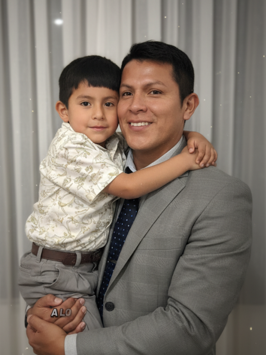 Mi niño de 7 años 🥹 abraza mucho a papá 🪽 que pronto te faltará, besa a mamá y hermanas, porque con el tiempo ya nos estarán juntos, la familia creció, tendrás sobrinos(as) y no podrás ser el médico 🩺que tenías como meta pero sí un gran maestro 👨🏻‍🏫 sigue así que los estas haciendo bien 👍🏻 