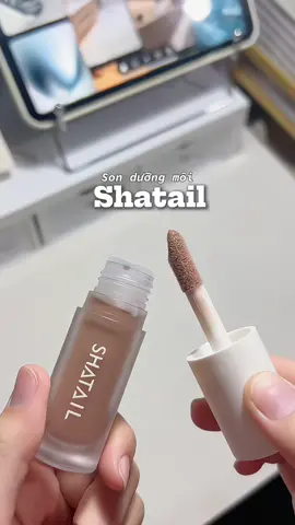 Nhìn màu lạ zạy đó chớ lên môi hơi bị xinh 🥰🧸 #shatail #sonduongcomau #sonbongshatail #sonduongshatail #emca_review 