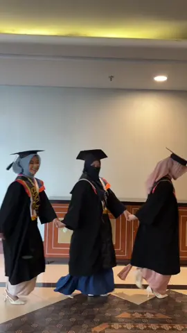 🫵🫵 #graduation #wisuda2025 #trendwisuda #jogja #graduationcontent 