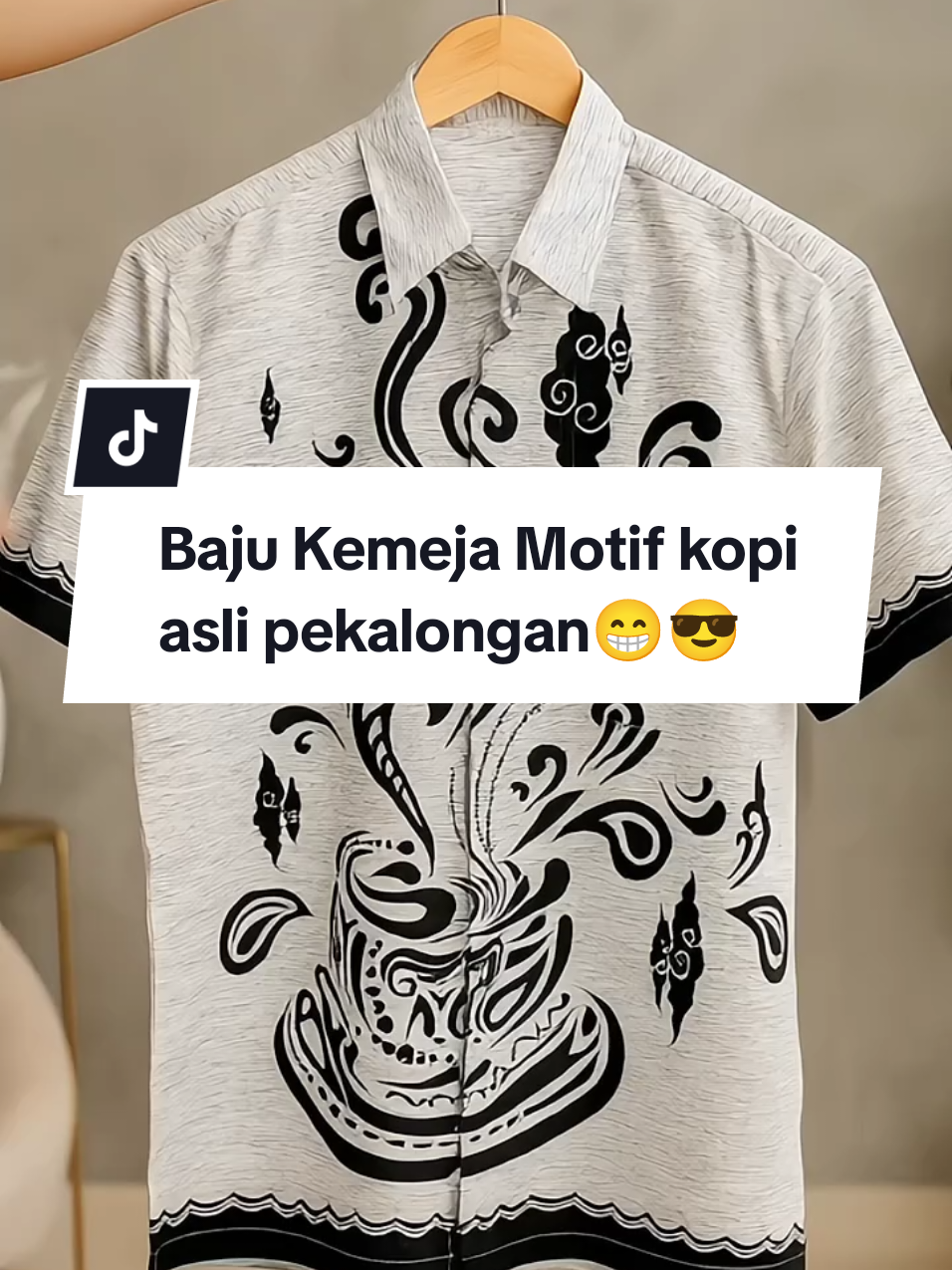 Tampil keren dan berkelas dengan Kemeja Batik Motif Kopi Asli Pekalongan. Dibuat dari bahan katun adem, nyaman dipakai seharian, dengan motif kopi unik khas Nusantara yang bikin tampilan makin elegan dan berbeda dari yang lain. Cocok untuk kerja, acara formal, atau nongkrong santai. Kemeja batik motif kopi Batik pria Pekalongan Batik katun adem pria Baju batik unik motif kopi Batik pria elegan #BatikMotifKopi #BatikPekalonganAsli #KemejaBatikPria #OutfitPriaElegan #BatikKatunAdem