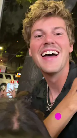 @Ruel arriving at the venue for his showcase in Mexico City 🇲🇽#ruel #ruelvandijk #kickingmyfeet #mexico #cdmx 