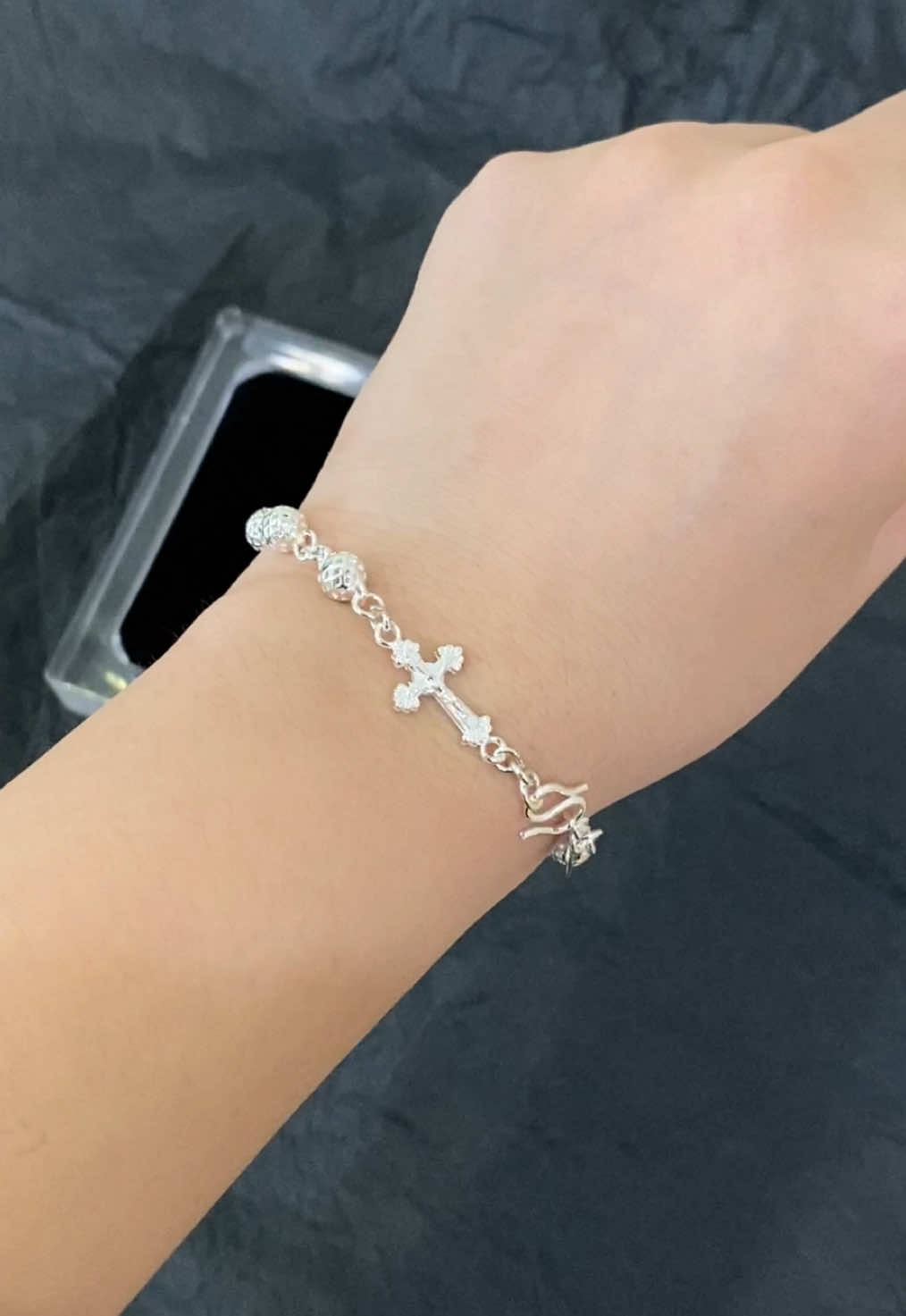 Lắc tay mân côi không chỉ đẹp ở chất liệu sáng mà còn ẩn chứa niềm tin vững mạnh trong từng hạt #mancoi #lactaybac #trangsucconggiao #rosaryhanoi #thanhgia 