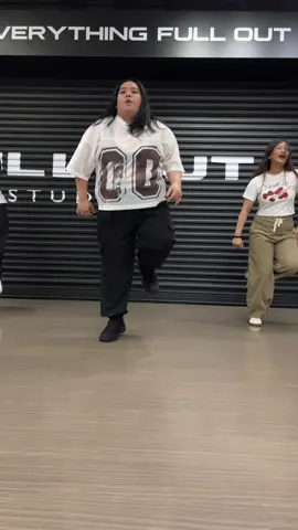 pogi muna for today 🤘🏻 not a clean run kasi pagod na from back to back class pero kinaya!! 😭 such a fun class coach patc!! thank you for the compliment coach 🥹 super appreciate it 🫶🏻❤️ ily coach!! ❤️ 🧠: @Patricia Gonzales  🎶: My Thang (Go Getta 2) - O Side Mafia 📍: @Full_____Out  #fyp #fulloutstudios #mythang #dance #foryou 