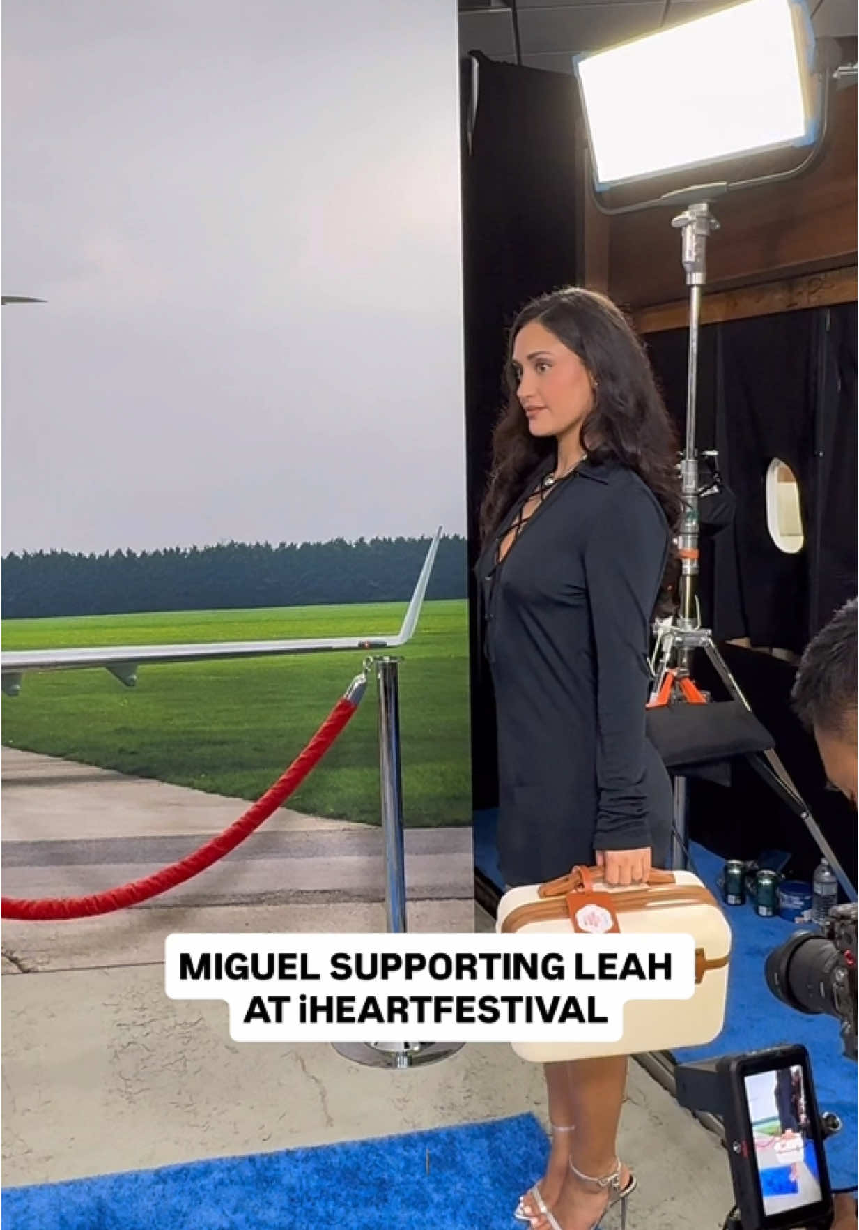 #LoveIsland’s favorite couple #LeahKateb & #Miguel supporting each other. Backstage at #iHeartFestival2025 😍🔥 📸: @momosett 