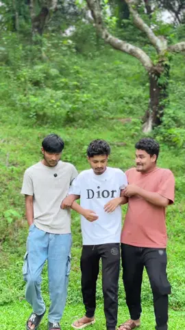 কার ইশারায় চলছ 😂@mmmahin_voiceof_rakib 