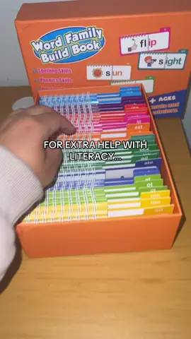 These word family flip books are great for literacy development! #homeschool #learningathome #literacy #giftforkids #reading 