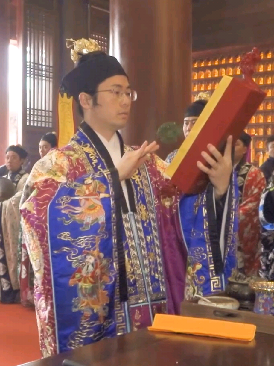 Phùng Tín Giáo Đạo trưởng (Tên tiếng Trung: 冯信教道长). Đệ tử đời thứ 25 Toàn Chân Long Môn. Toàn Chân diễn giáo Thiên Tôn. Đạo giáo Văn hóa. #道教知識 #中国全真龍門派 #全真龍門派 #道教 #道教文化 