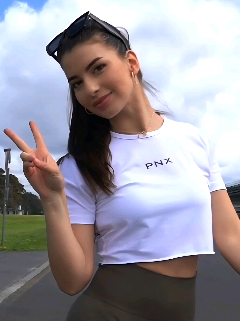 Weekend vibes ✨️  . NKD Leggings in Solid Olive 🤎 . . #PNX #pnxfitwear #WeekendVibes #shopping #onlineshop #cute #peace #instagram #tiktok #fashion 