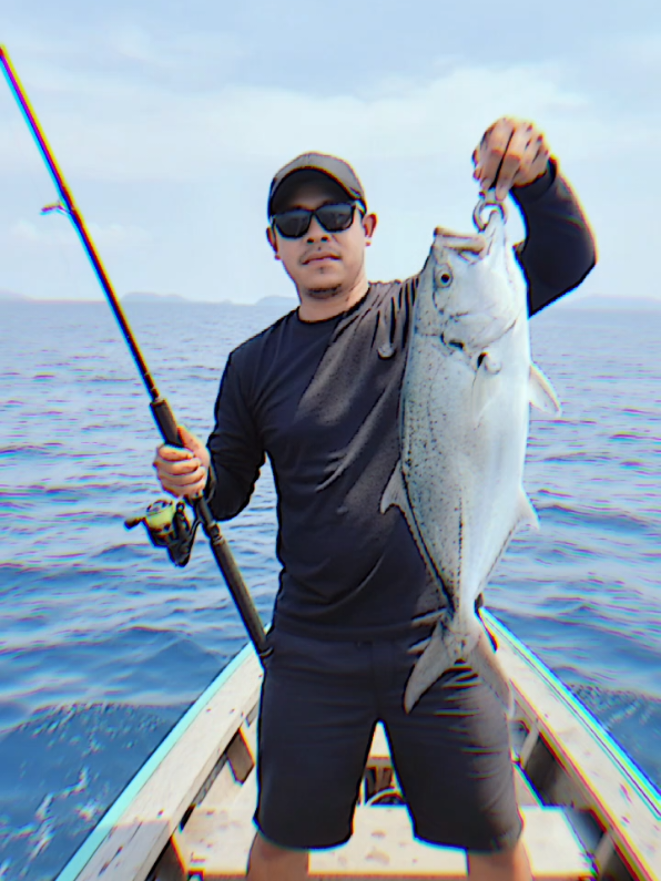Gemini AI+remakeAI 1.masuk google 2.ketik Gemini AI 3.masukan foto 4.prompt : ubah foto ini sedang berdiri di atas perahu, seolah-olah sedang memancing ikan, memakai serba hitam, baju panjang polos, kolor pendek, topi polos, kacamata hitam. tangan kanan memegang joran, tangan kiri memegang ikan GT. #CapCut #remake #gemini #fyp 