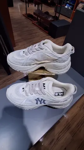 Curve Runner ลายMonogram ลัคชูสุดๆ😍 **ช้าเดี๋ยวไซส์หมดนะ** #sneakers #MLB #MLBThailand #SALE #ของมันต้องมี 