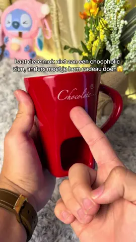 Serieuze vraag: wat smaakt beter, pure of witte chocolade? 👀🤔 #chocolate #cadeau #koppels #verjaardagscadeau #dessert Ontdek het perfecte cadeau voor koppels 🍫💖! Met deze fonduebeker geniet je van gesmolten chocolade, zowel pure chocolade als witte chocolade, op een makkelijke en leuke manier. Ideaal voor zoete momenten samen, een gemakkelijk dessert of gewoon om jezelf te trakteren op een zoete verwennerij. Deze individueel fondueset maakt elk moment onweerstaanbaar en zorgt voor een speciale ervaring vol plezier en comfort. Perfect tijdens de menstruatie of gewoon om je chocolade cravings te stillen.