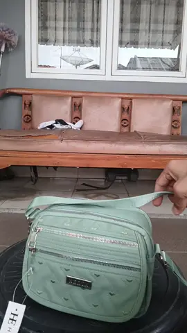 Tas Selempang Wanita Hezta Tutup Kantong Depan 5 Ruangan Bahan Nylon Parasut Kedap Air #selempangwanita #tasselempangmurah #hezta #tasselempangkekinian #fy 