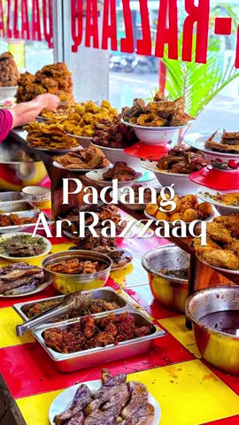 Warung padang disini BUMBUNYA MEDOK SEKALI! Setuju???? #jogjabikinlaper #padangarrazzaaq 