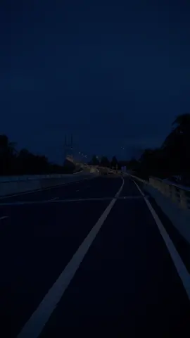 Có hai cách để quên đi một người: 1 là thời gian 2 là người mới Vậy bạn chọn thời gian hay chọn người mới.?