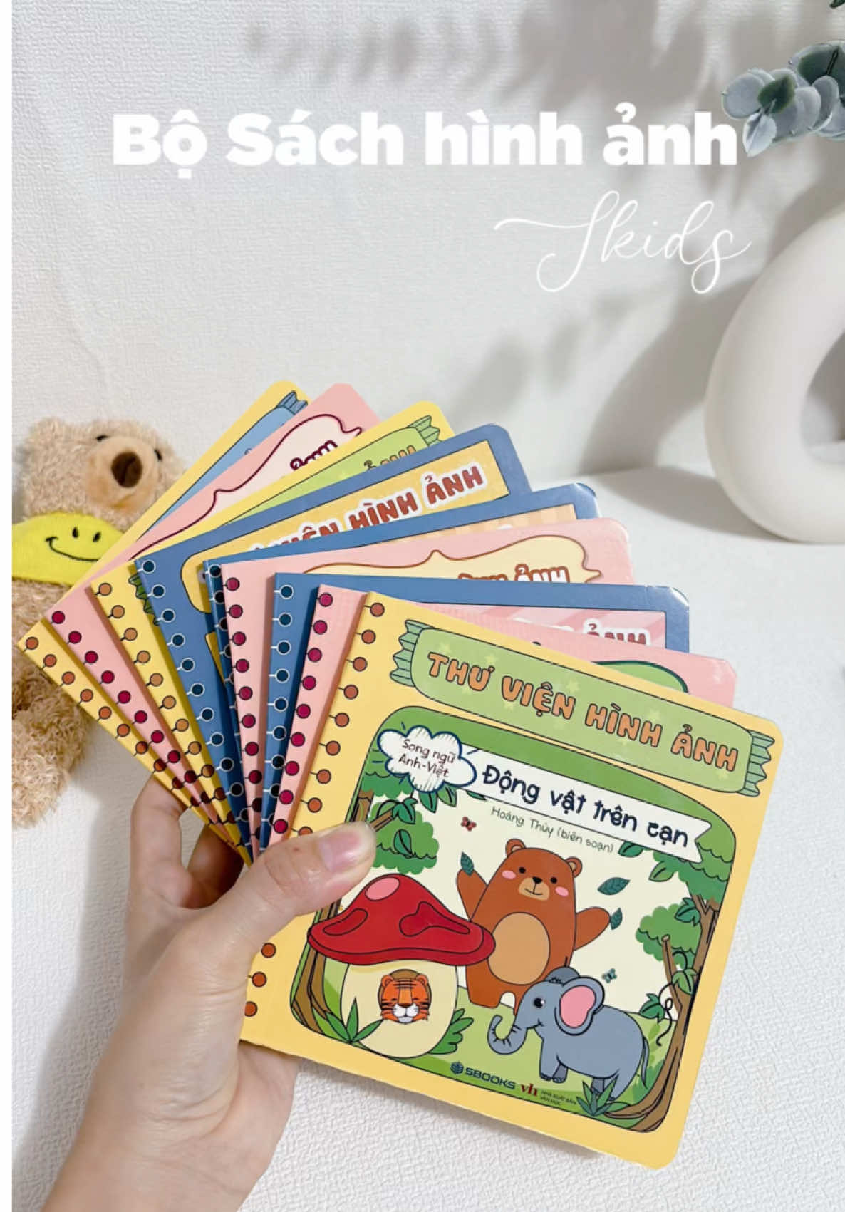 Bộ sách này cứng cáp lắm nè nên mấy bà khỏi sợ bị rách  #ikids #sachchobe #sachhinhanhchobe #mevabe #bedocsach 