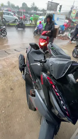 hujan oh hujan #aerox155 #aerox #kejebakhujan 