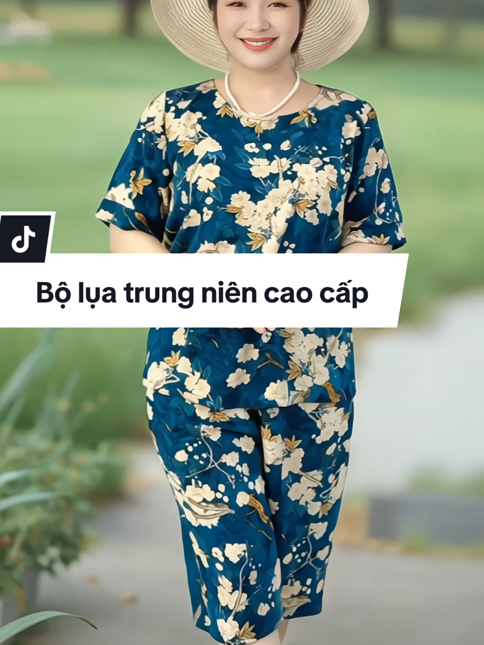 Đồ Bộ Trung Niên với áo cổ tròn và quần suông lửng ngang gối. Chất liệu vải lụa nhập cao cấp, mềm mại, thoáng mát, mang lại cảm giác dễ chịu. Thiết kế áo suông rộng, quần suông cạp chun mềm, tôn dáng, phù hợp cho nhiều dịp #boluatrungnien #dobotrungnien #quansuonglung #vailuacaocap #xuhuong 